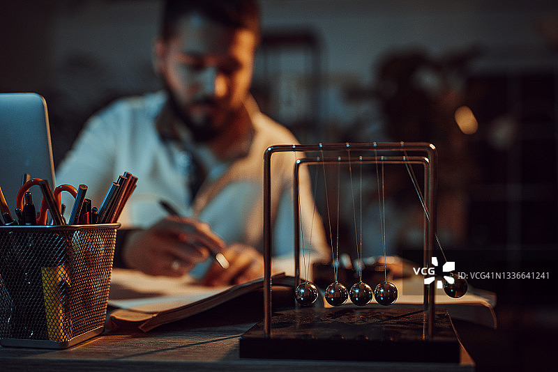 正在创作新小说的男人图片素材