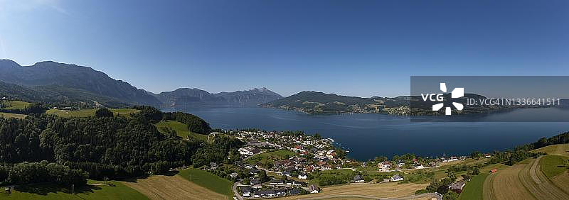 奥地利上奥地利州阿特湖畔施泰因巴赫与沙夫山航拍影像图片素材