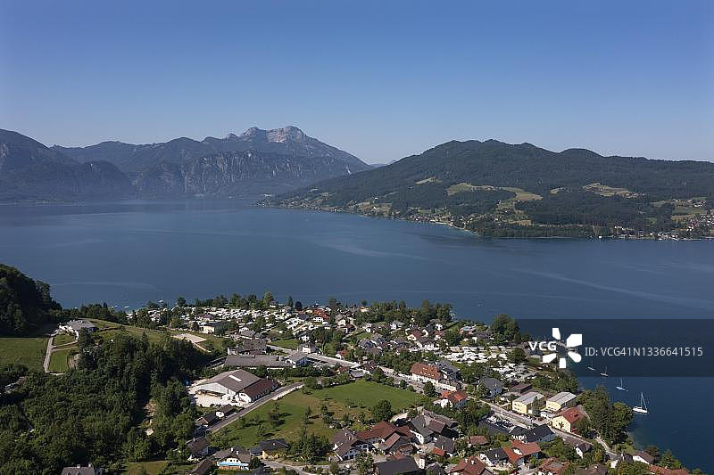 奥地利上奥地利州阿特湖畔施泰因巴赫与沙夫山航拍影像图片素材