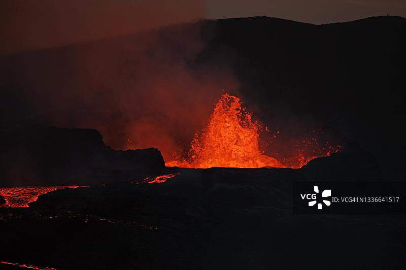 冰岛雷克雅内斯Fagradalsfjall火山的熔岩喷泉图片素材