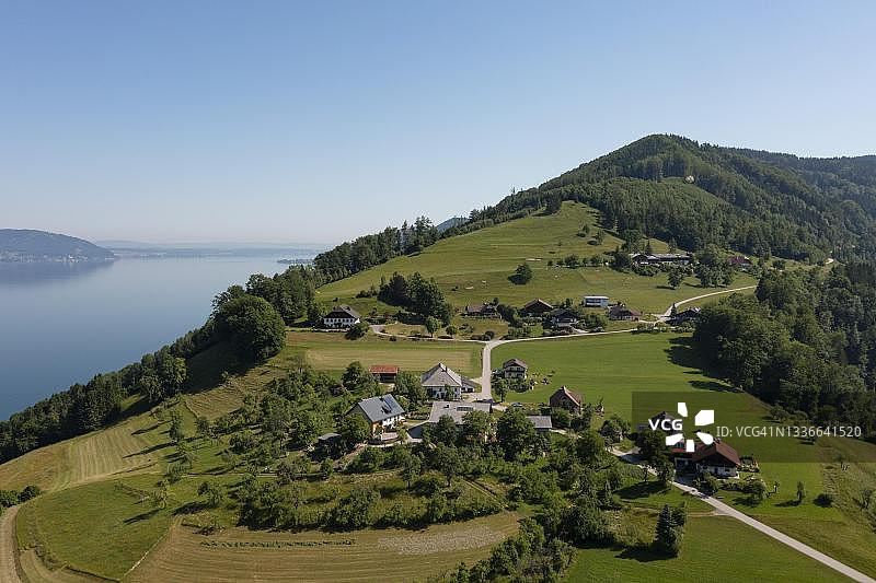 无人机拍摄：阿特湖畔施泰恩巴赫，上奥地利州萨尔茨卡默古特图片素材