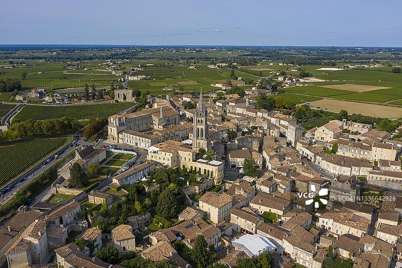 法国新阿基坦大区圣埃米利翁镇的岩石教堂景观图片素材