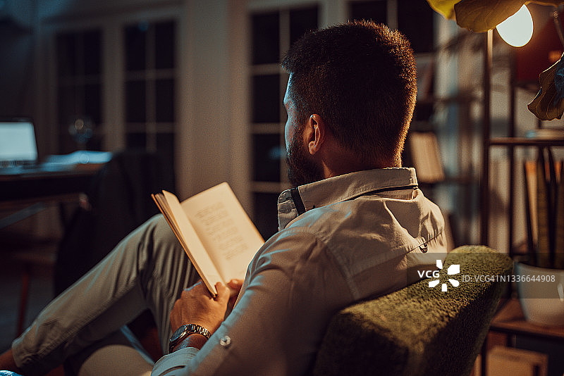 男人在家读书图片素材