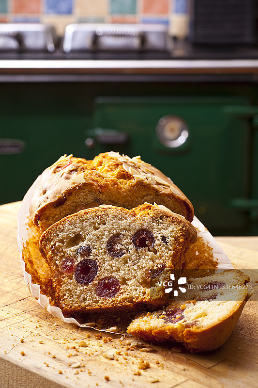 家庭厨房木板上的传统水果蛋糕图片素材