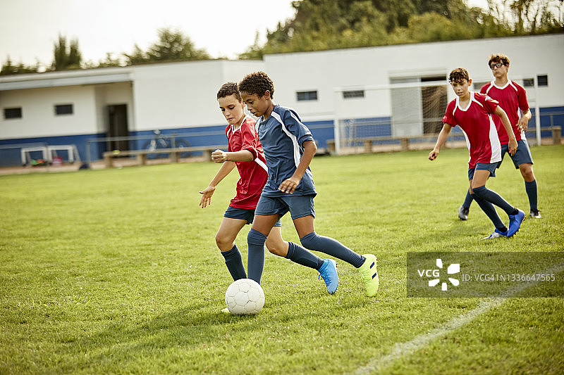 青少年在训练场练习足球图片素材