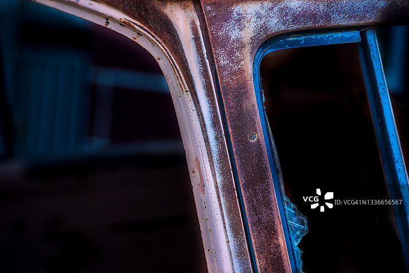 金属生锈和退化，一辆旧卡车躺在户外生锈图片素材