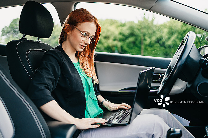 坐在车里的年轻女子图片素材