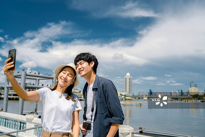 游客情侣在城市地标自拍图片素材