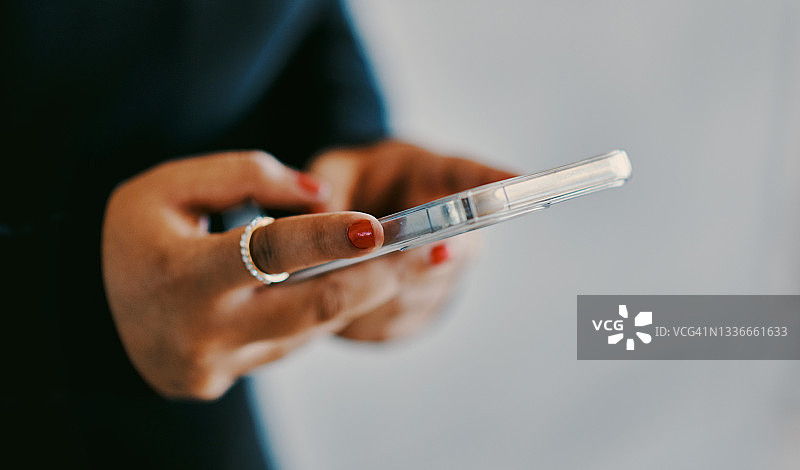 女商人使用智能手机发送短信图片素材