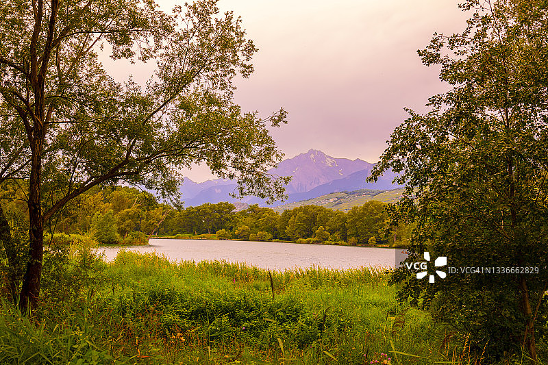 格朗日山区云雾缭绕的高山湖泊风光图片素材