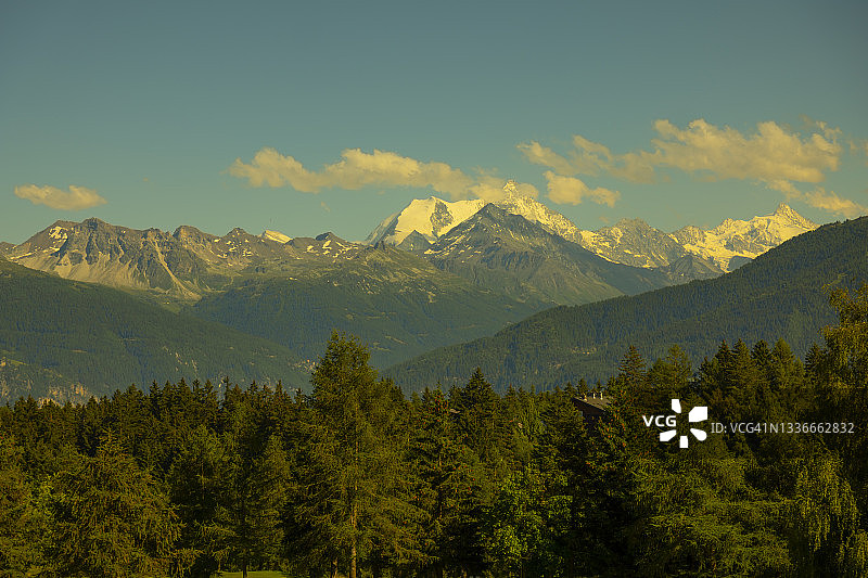 克兰蒙塔纳雪山和魏斯峰全景图片素材