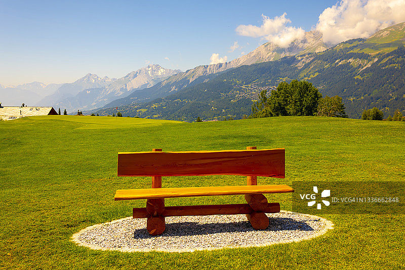 克朗蒙塔纳山顶高尔夫长椅与云海图片素材