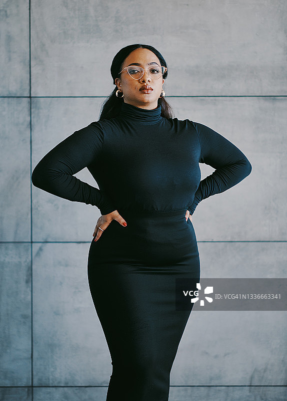 年轻女商人工作场景图片素材