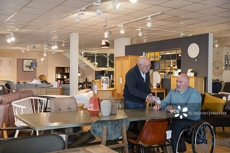 和朋友一起购买家具图片素材