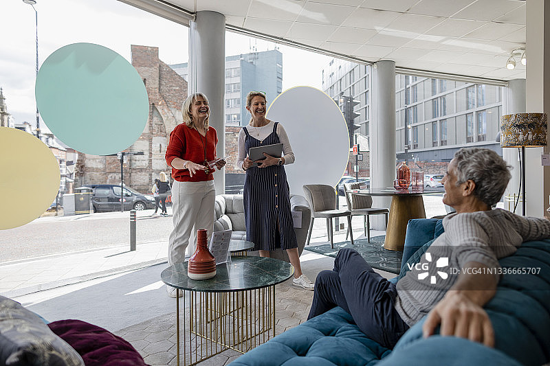 逛家具店的乐趣图片素材