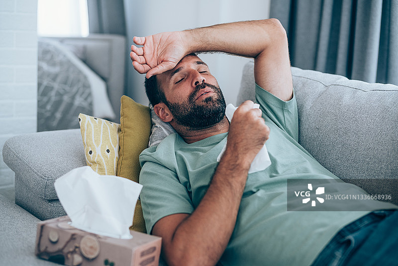 在家发高烧的男人图片素材