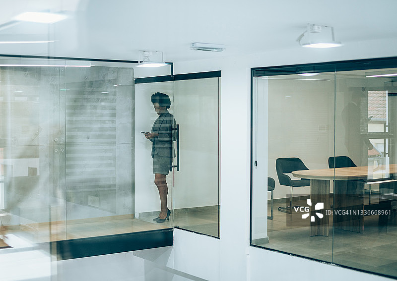 女商人在办公室发短信图片素材