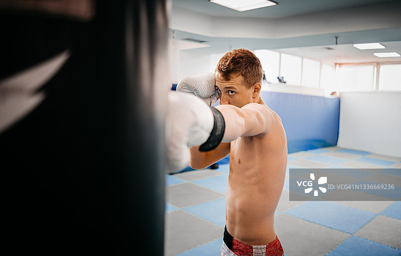 凶狠的左勾拳图片素材