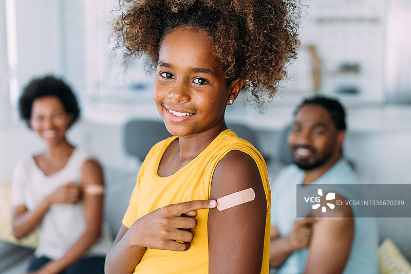 接种疫苗后展示手臂的家庭图片素材