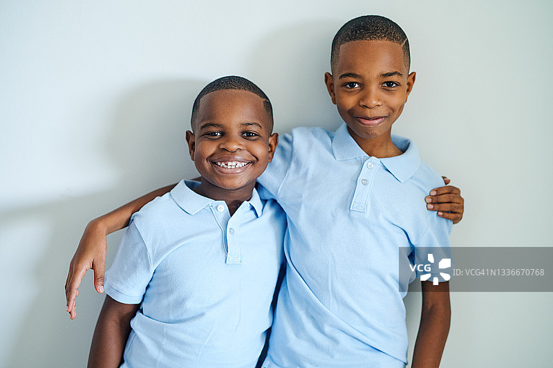 两兄弟在家中拥抱彼此的景象图片素材