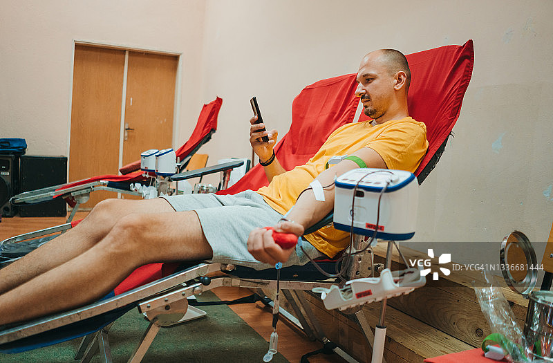 献血者正在使用手机图片素材