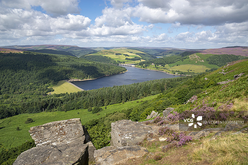从班福德边缘看莱迪鲍尔水库，峰区，德比郡，英国图片素材