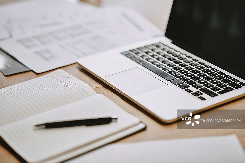 办公室里的笔记本和电脑照片图片素材