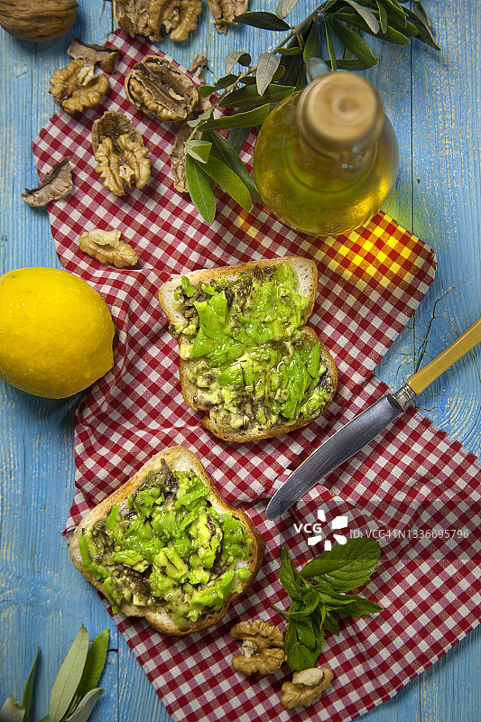 木桌上的牛油果吐司图片素材