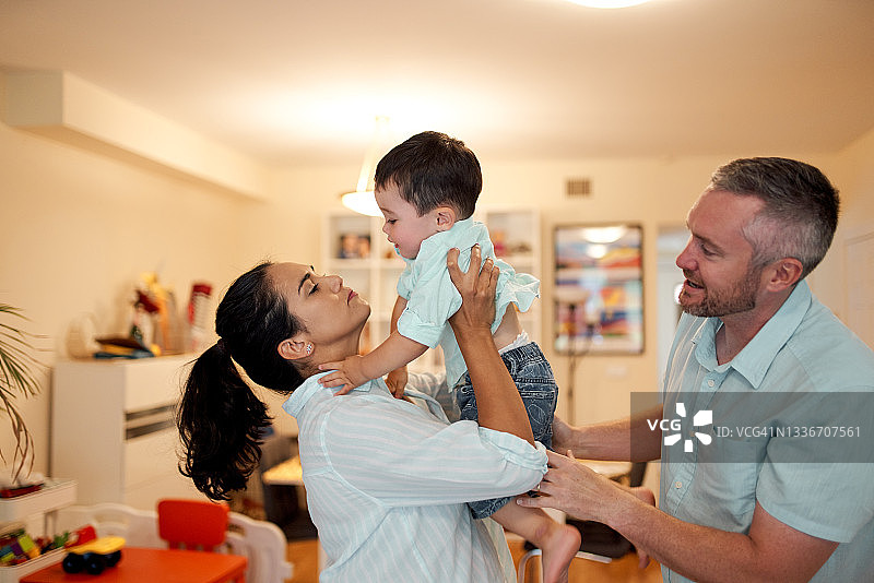 居家休闲的家庭图片素材