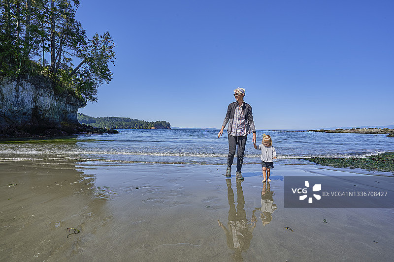 母女在美国华盛顿州西部奥林匹克国家公园崎岖的太平洋海岸线图片素材