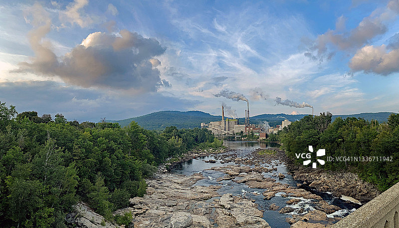 美国缅因州拉姆福德的拉姆福德纸浆造纸厂图片素材