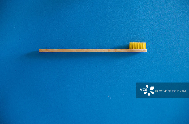 黄色刷头的竹制牙刷 - 可持续发展理念图片素材