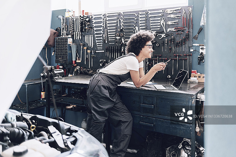 非裔美国女汽车修理工图片素材