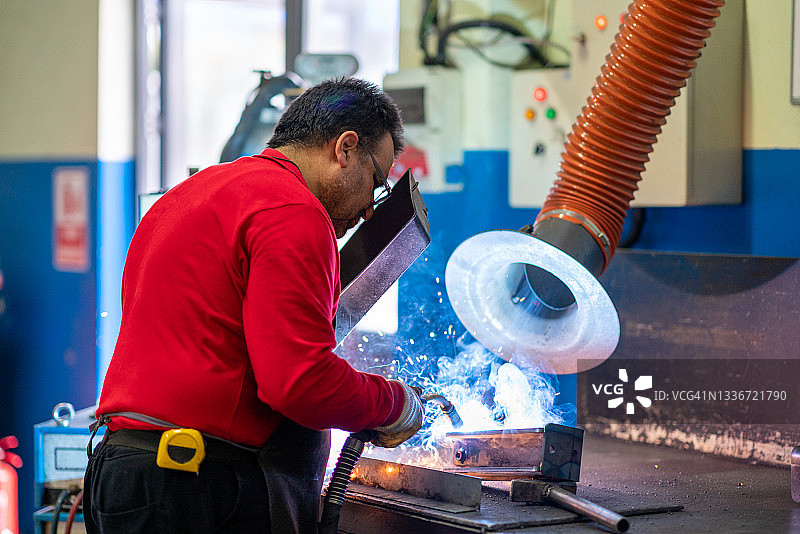 车间里的焊接工人图片素材