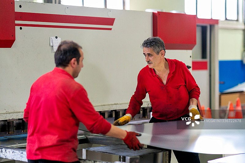 两名工人在铝厂工作图片素材