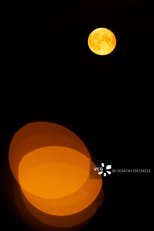 月亮和灯泡图片素材