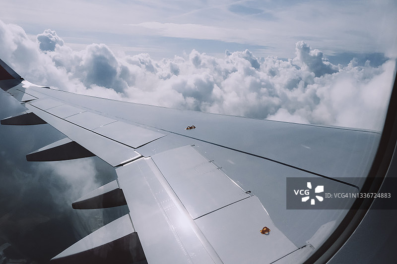 飞机机翼在窗外图片素材