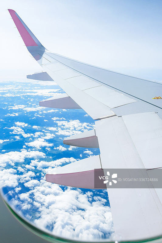 飞机机翼与美丽的蓬松云朵图片素材
