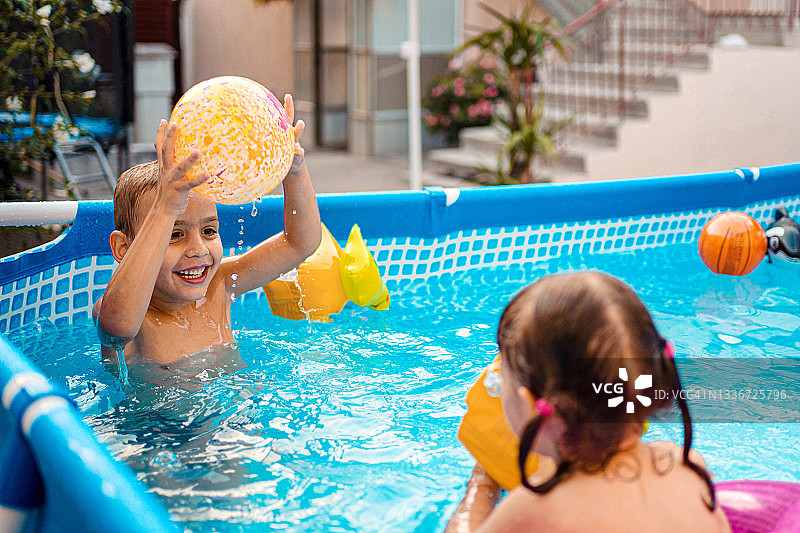 孩子们在游泳池里玩耍图片素材