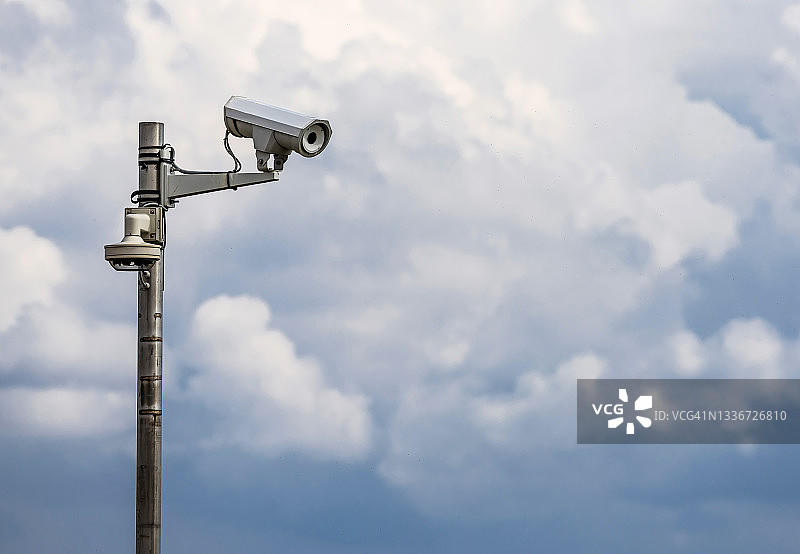 带蓝天的监控摄像头图片素材