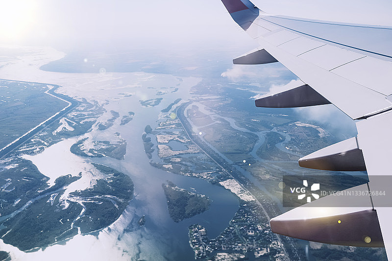 飞机舷窗与蜿蜒的河流图片素材
