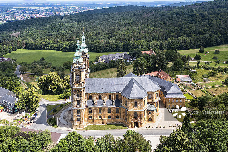 德国巴伐利亚十四圣徒朝圣教堂和夏季景观航拍图片素材