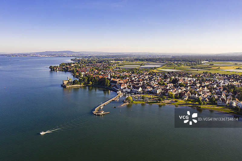 德国巴登-符腾堡州兰根阿尔根，康斯坦茨湖岸边城镇的航拍景色图片素材