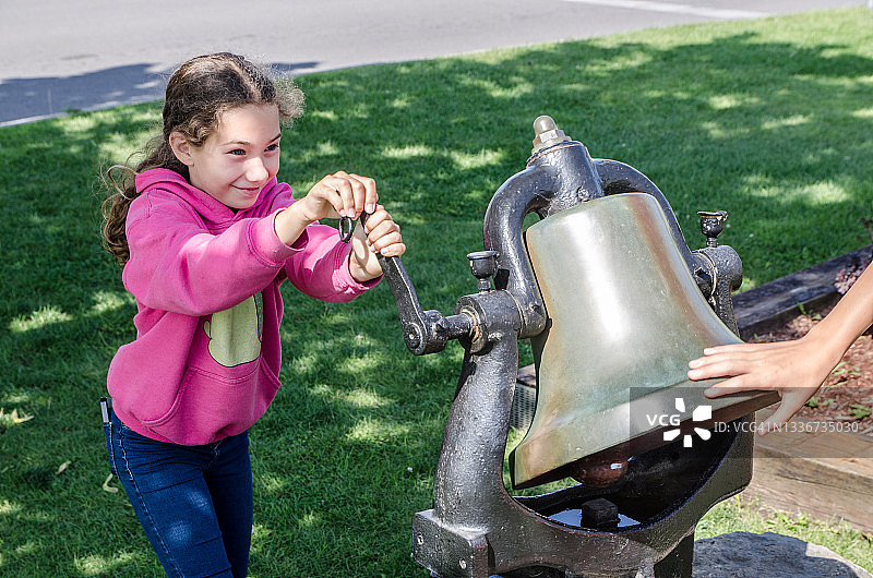 女孩摇铃铛图片素材