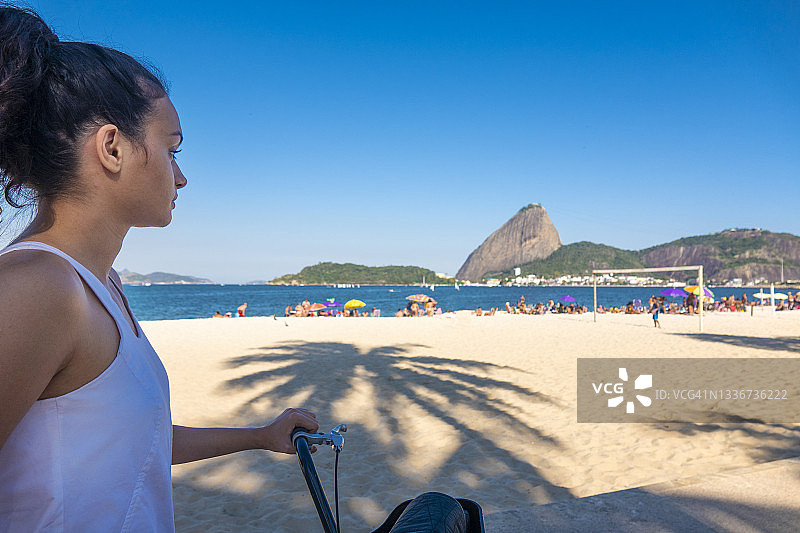 年轻女人骑行休息时眺望风景图片素材
