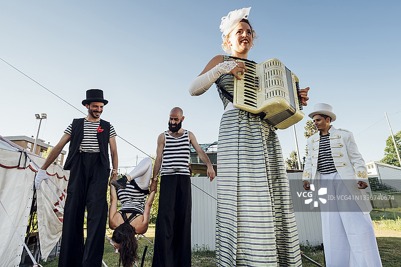 女艺术家在马戏团演奏手风琴，表演者在后台图片素材