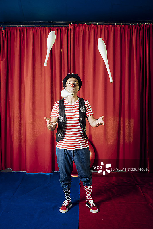 马戏团里的男性表演者耍瓶图片素材