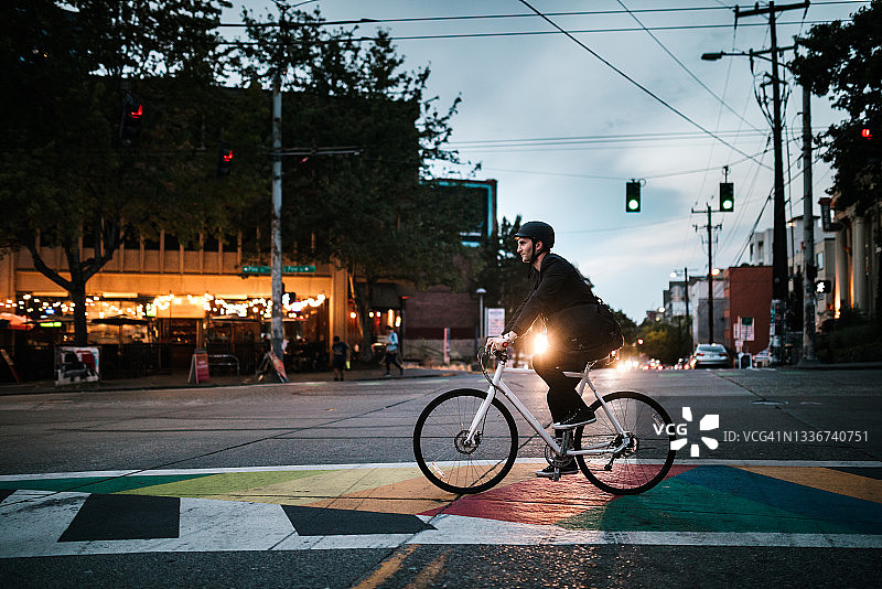 黄昏时分的城市通勤自行车骑行图片素材