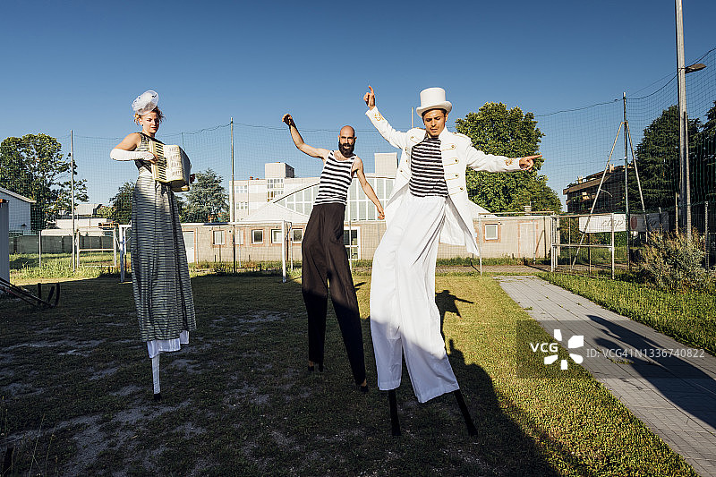 踩着高跷跳舞的男女艺术家图片素材
