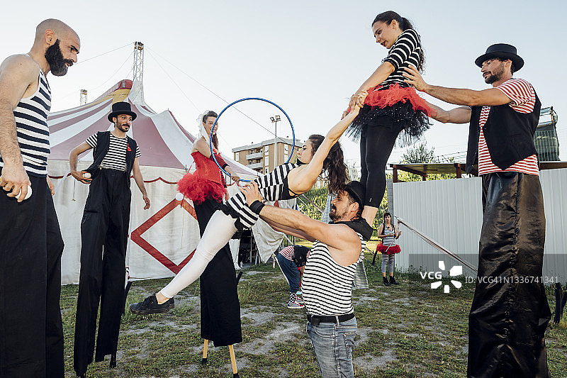 马戏团杂技演员在帐篷后练习图片素材